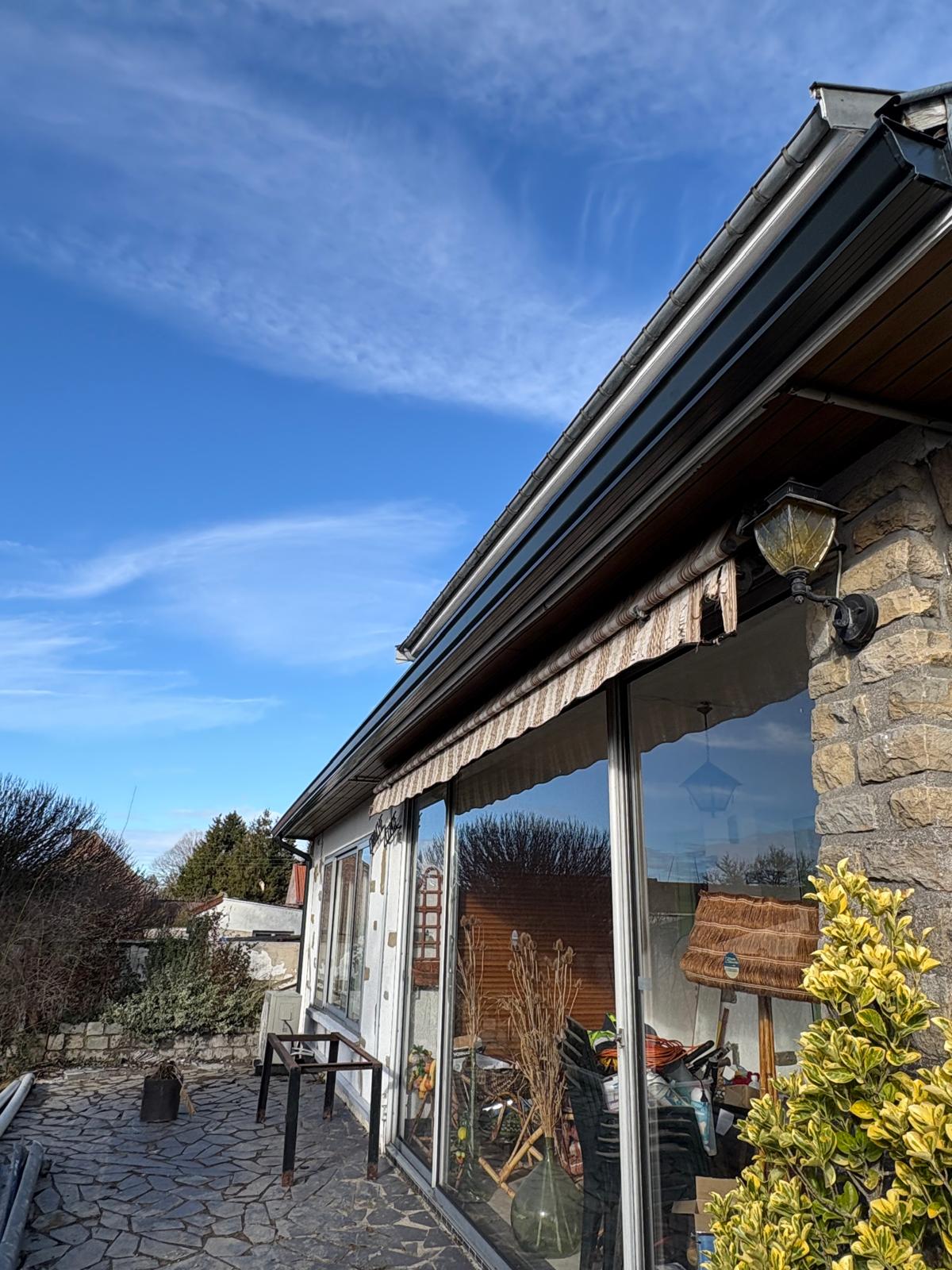 Remplacement de gouttières anciennes par des gouttières en aluminium à Neuville-Saint-Remy